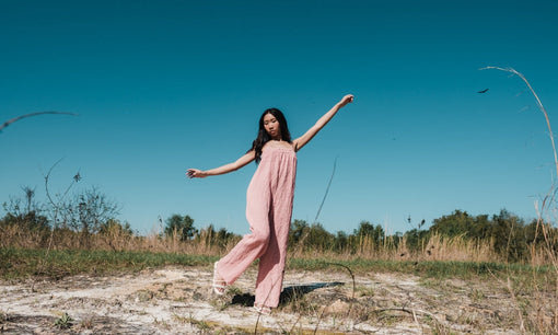 Femme portant une combinaison pyjama adulte ceinturée avec allure, style cocooning chic - Pyjama Chéri