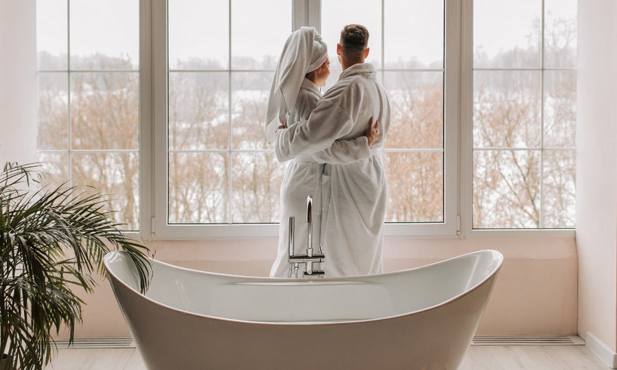 Femme portant un peignoir cocooning fermé et ceinturé avec allure, style décontracté chic - Pyjama Chéri
