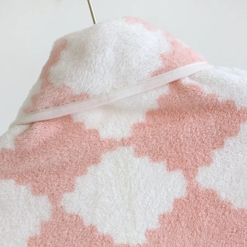 Cape polaire d'intérieur femme en polaire moelleuse rose et verte, cape enveloppante douce et chaude à la maison
