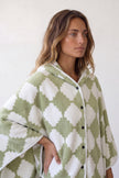 Cape polaire d'intérieur femme en polaire moelleuse rose et verte, cape enveloppante douce et chaude à la maison