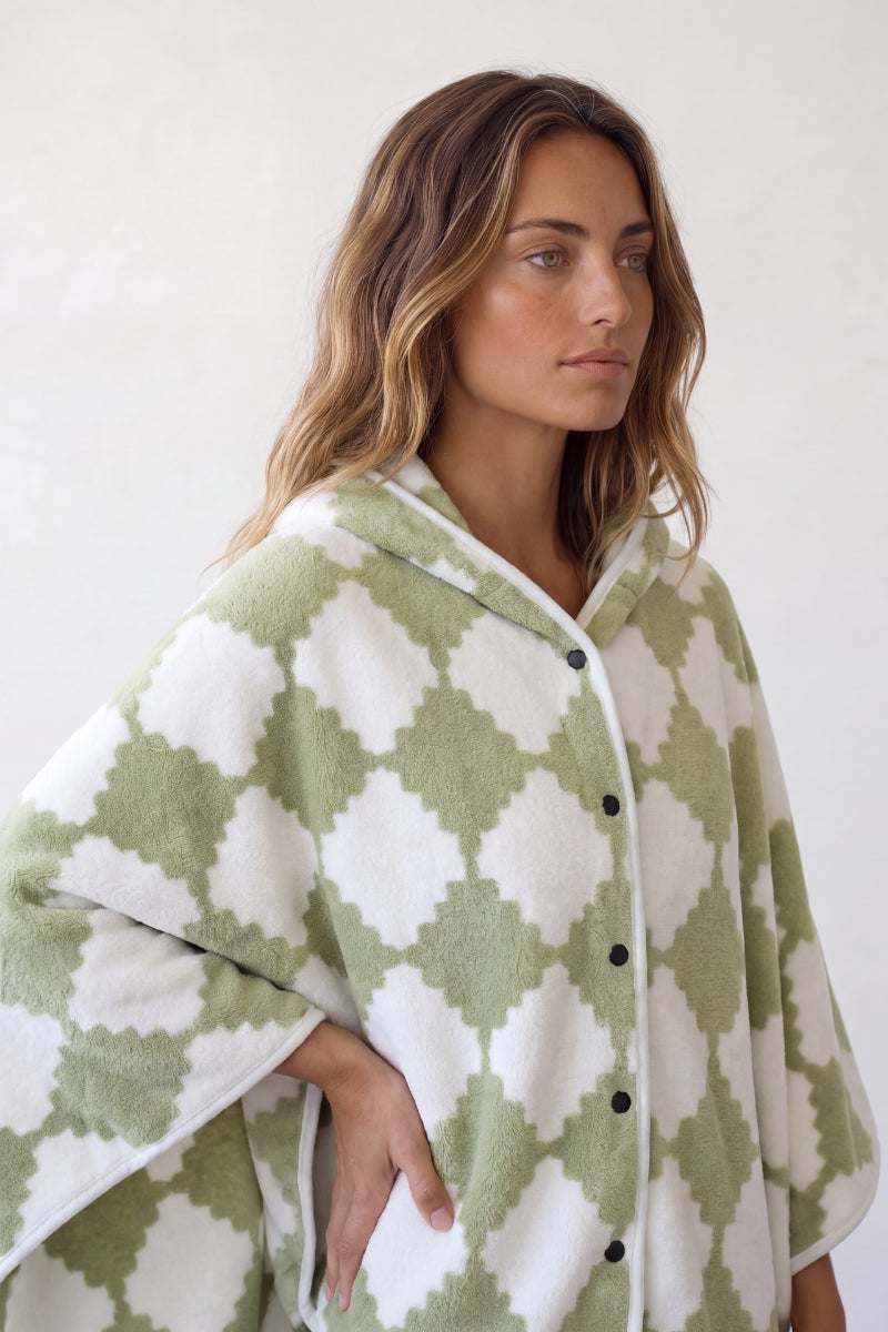 Cape polaire d'intérieur femme en polaire moelleuse rose et verte, cape enveloppante douce et chaude à la maison