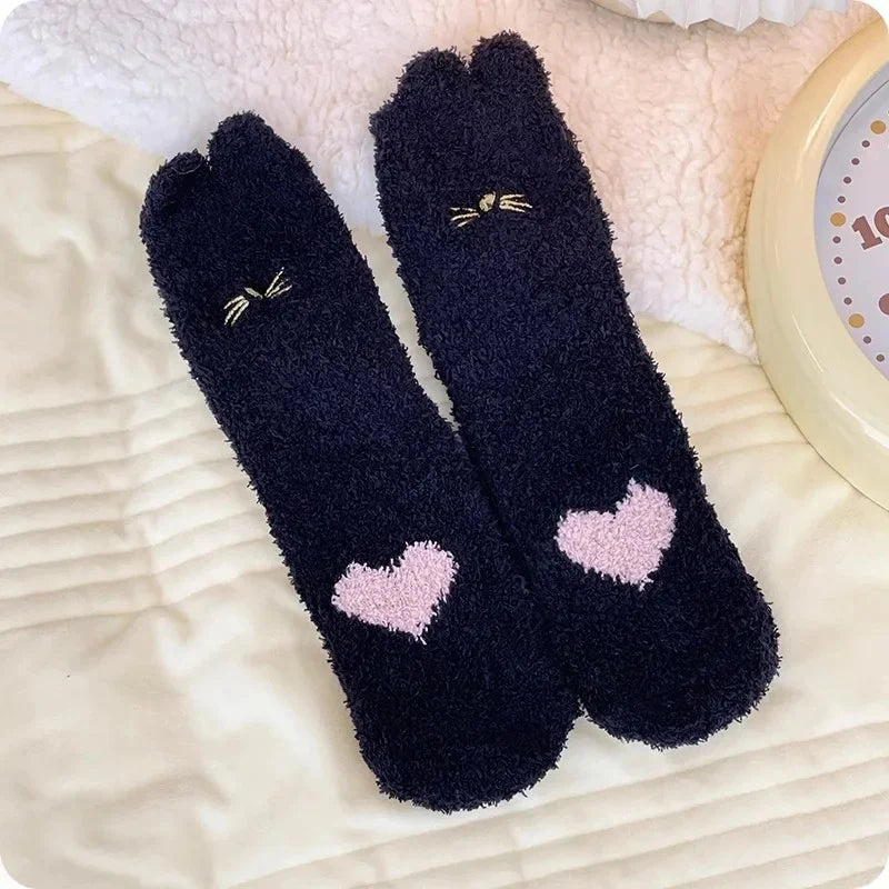 Chaussettes taupe à motif cœur en matière moumoute, douces et tendres, cadeau cocooning romantique