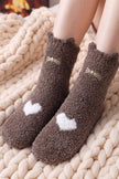 Chaussettes taupe à motif cœur en matière moumoute, douces et tendres, cadeau cocooning romantique