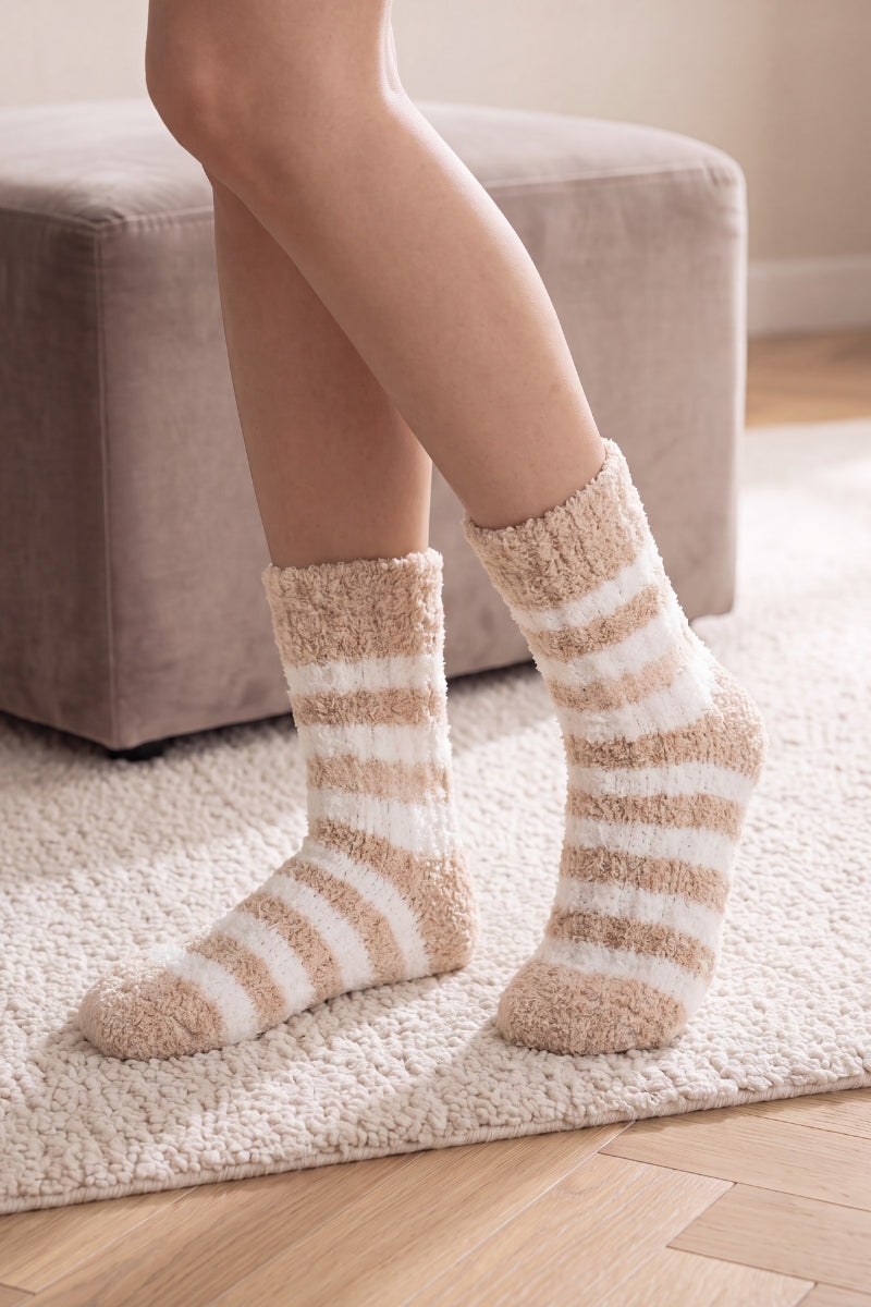 Chaussettes moelleuses rayées beige et blanc, douces et enveloppantes pour pieds fatigués le soir