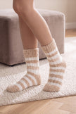 Chaussettes moelleuses rayées beige et blanc, douces et enveloppantes pour pieds fatigués le soir