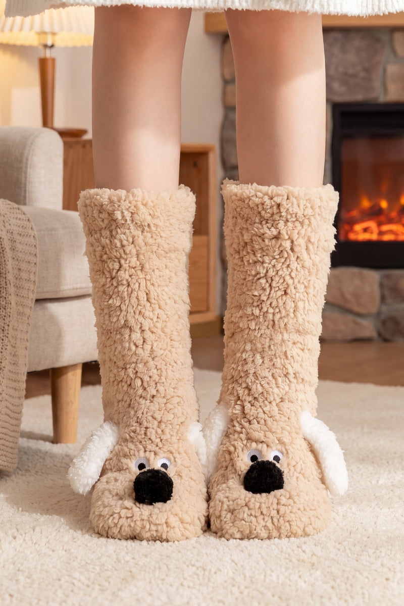Chaussettes moumoute beige avec ourson en relief au talon, douces et chaudes pour cocooner