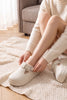 Chaussons noirs à boucle décorative, élégants et moelleux, confort chic pour la maison