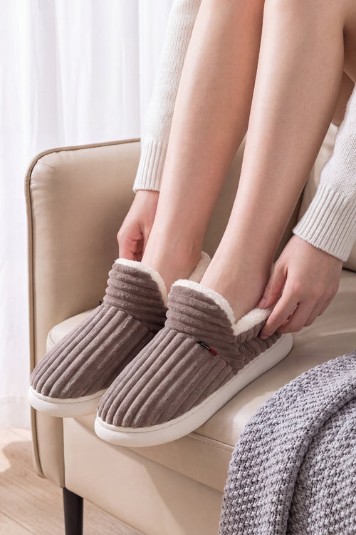 Chaussons boots anthracite montants, style sobre et chaleur enveloppante pour l'hiver à la maison