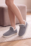Chaussons boots gris montants enveloppant pied et cheville, chauds et douillets pour les frileux