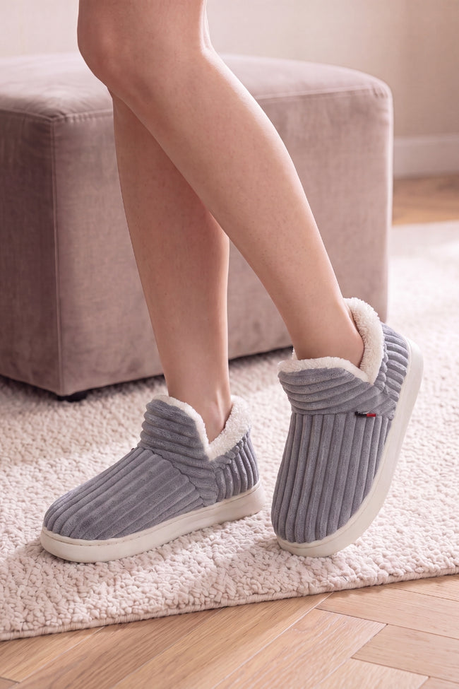 Chaussons boots gris montants enveloppant pied et cheville, chauds et douillets pour les frileux