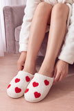 Chaussons cœur en matière moumoute, doux et tendres, cadeau cocooning romantique pour femme