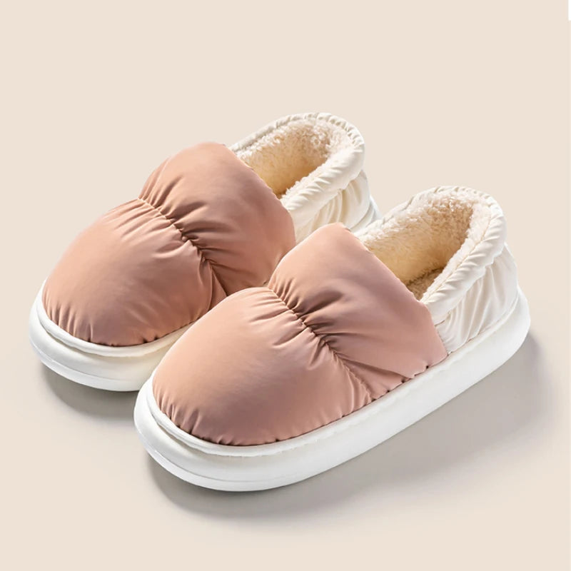 Chaussons matelassés blancs au capitonnage moelleux, chauds et enveloppants pour l'hiver