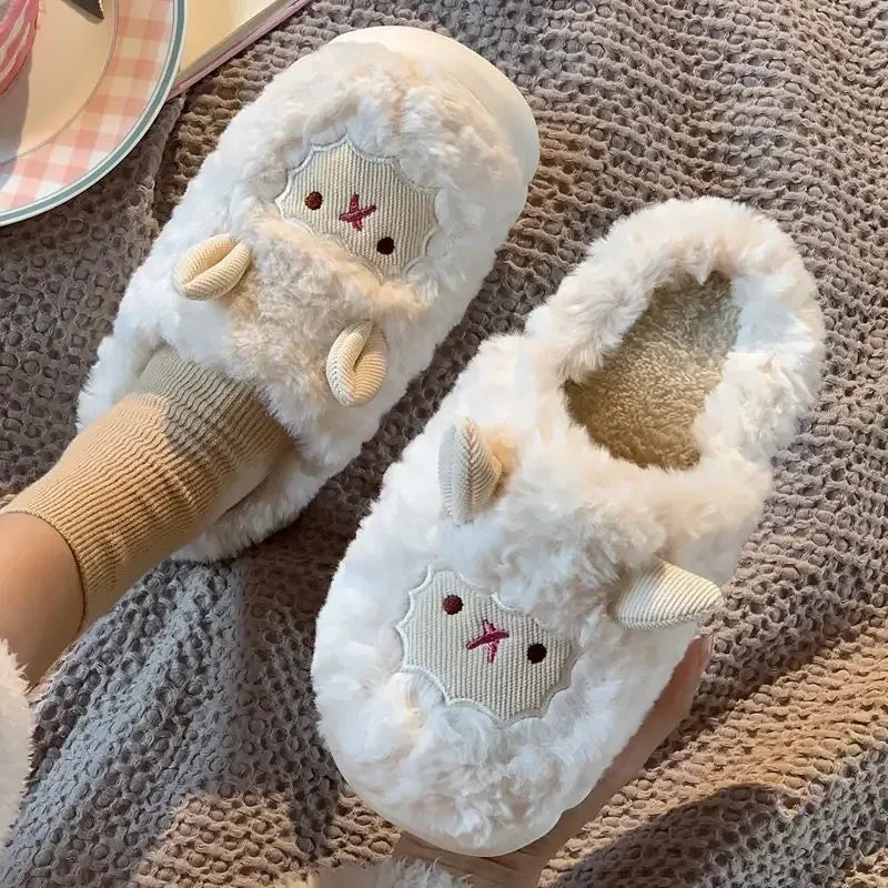 Chaussons mouton en laine bouclée beige, doux et chauds, adorables pour cocooner en hiver