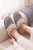 Chaussons mules taupe à talon ouvert, teinte naturelle et doublure douce pour un confort quotidien
