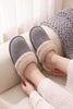 Chaussons mules taupe à talon ouvert, teinte naturelle et doublure douce pour un confort quotidien