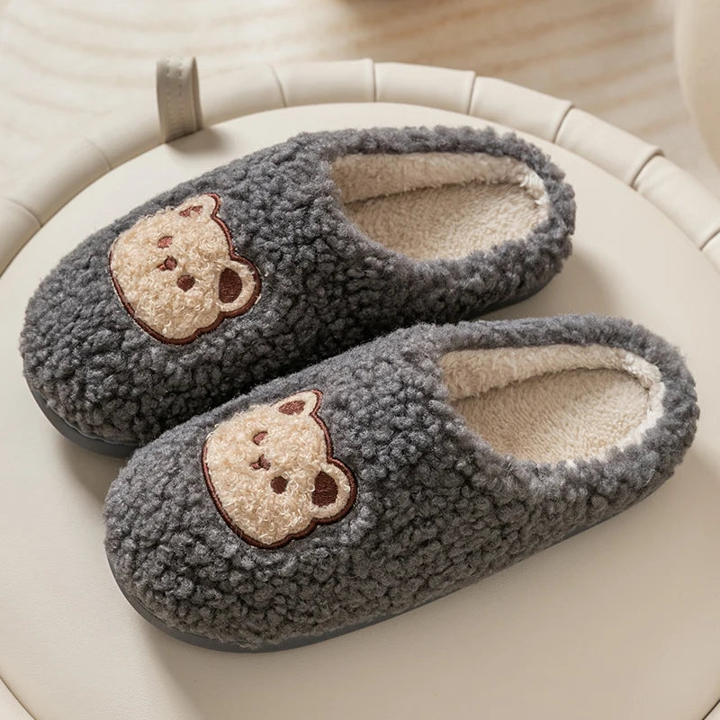 Chaussons nounours crème en matière duveteuse, doux comme une peluche pour les soirées cocooning