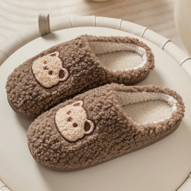 Chaussons nounours crème en matière duveteuse, doux comme une peluche pour les soirées cocooning