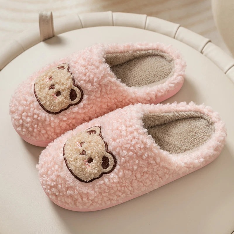 Chaussons nounours crème en matière duveteuse, doux comme une peluche pour les soirées cocooning