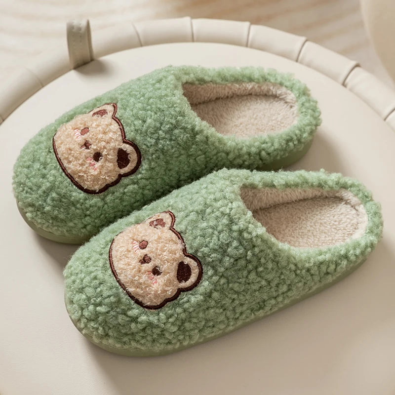 Chaussons nounours crème en matière duveteuse, doux comme une peluche pour les soirées cocooning