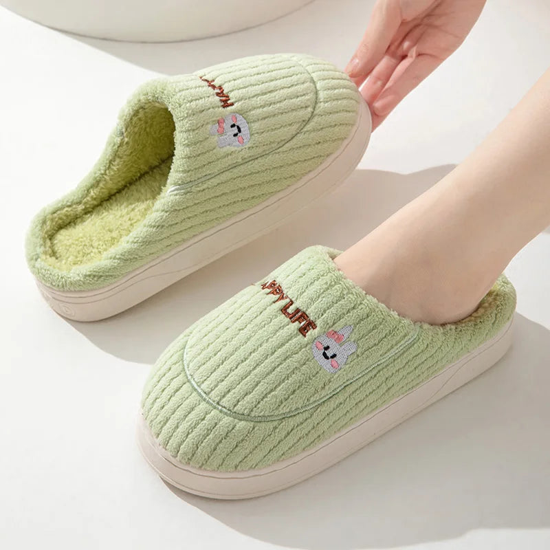 Chaussons tout doux mauve en matière moelleuse, confort et chaleur sans compromis pour l'intérieur