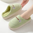 Chaussons tout doux mauve en matière moelleuse, confort et chaleur sans compromis pour l'intérieur
