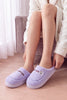 Chaussons tout doux mauve en matière moelleuse, confort et chaleur sans compromis pour l'intérieur