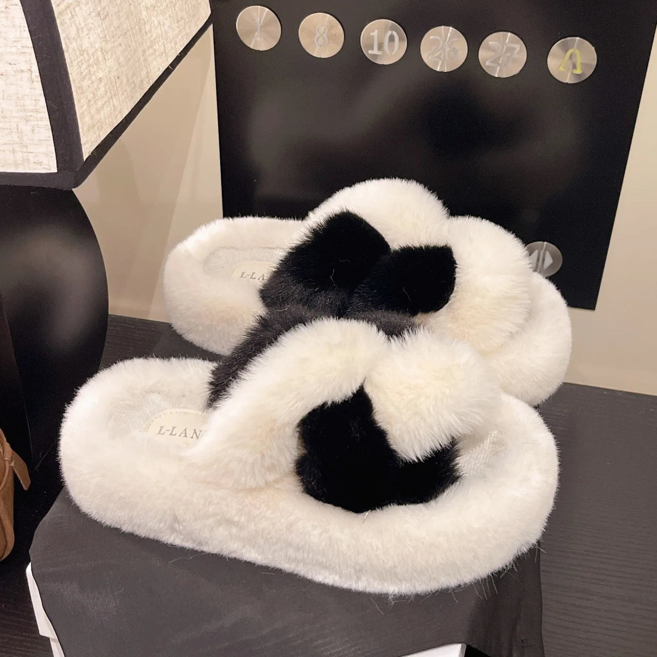 Claquettes fourrure blanches à gros nœud élégant, moelleuses et raffinées, joli cadeau chic pour femme
