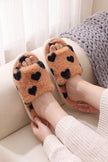 Claquettes fourrure à motif cœurs camel, moelleuses et tendres, jolie idée cadeau cocooning pour femme