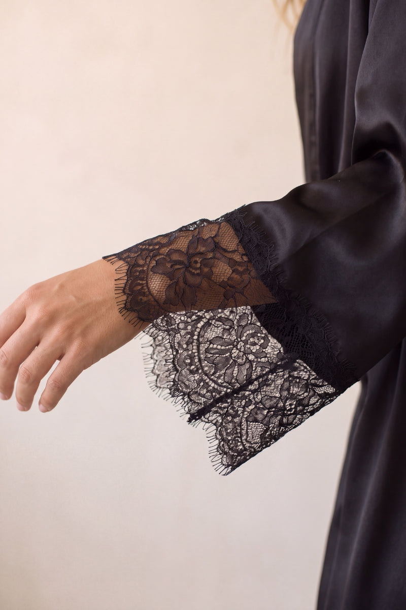 Ensemble nuisette et kimono pour femme, matière fluide et élégante, lingerie de nuit raffinée et sensuelle