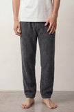 Pantalon pyjama homme anthracite en pilou gaufré à damier, taille élastiquée et bas resserré, vue de face