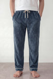 Pantalon pyjama homme bleu denim en pilou côtelé, taille élastiquée à cordon et ourlet à revers, vue de face