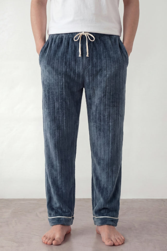 Pantalon pyjama homme bleu denim en pilou côtelé, taille élastiquée à cordon et ourlet à revers, vue de face