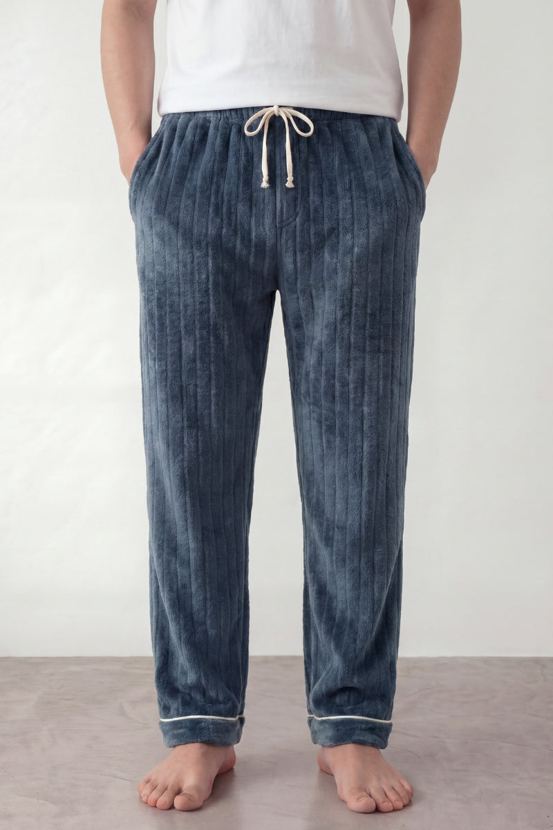 Pantalon pyjama homme bleu denim en pilou côtelé, taille élastiquée à cordon et ourlet à revers, vue de face