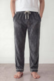 Pantalon pyjama homme gris en pilou côtelé, taille élastiquée à cordon et liseré clair, vue de face