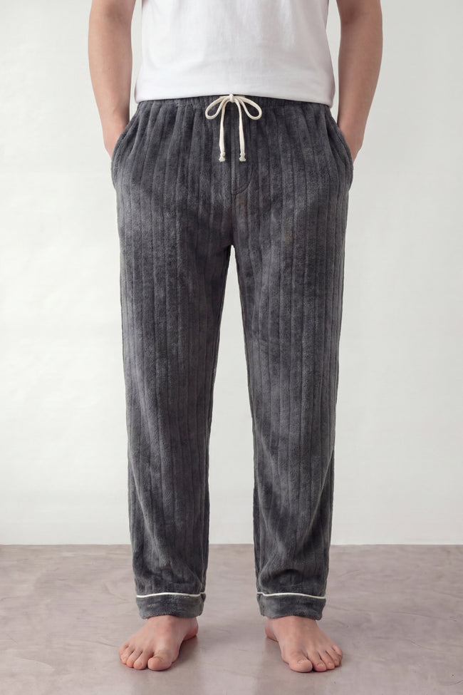 Pantalon pyjama homme gris en pilou côtelé, taille élastiquée à cordon et liseré clair, vue de face