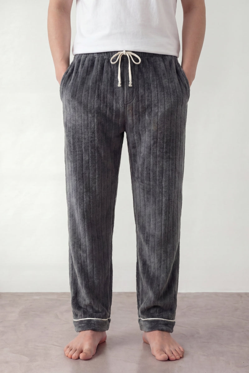 Pantalon pyjama homme gris en pilou côtelé, taille élastiquée à cordon et liseré clair, vue de face