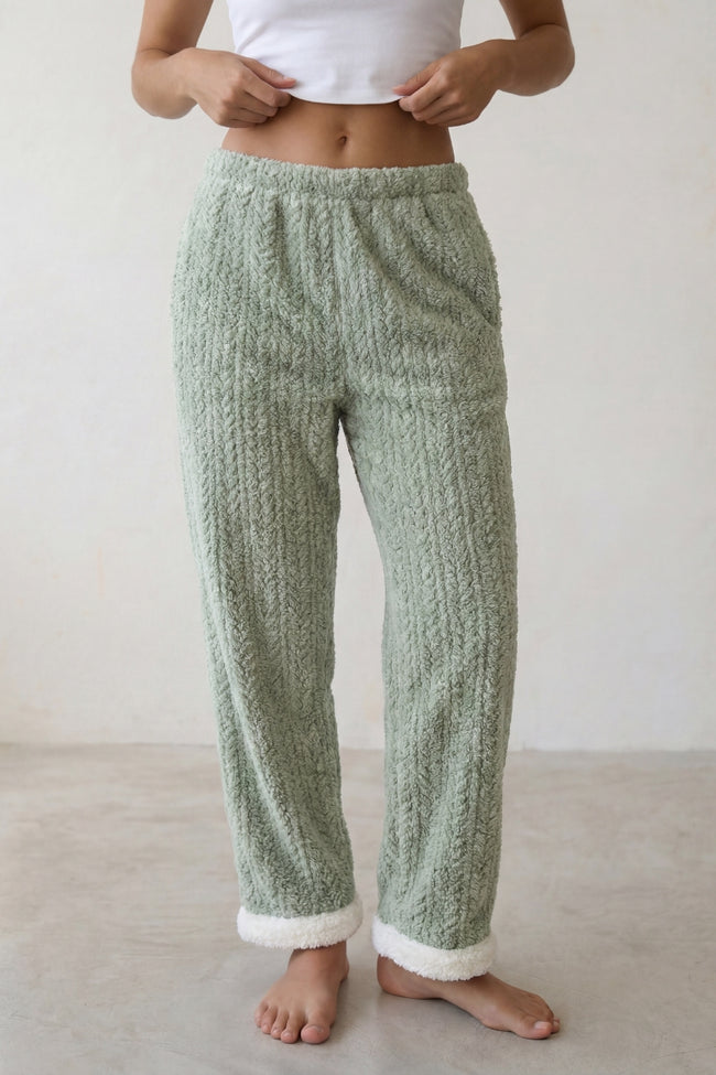 Pantalon pyjama femme vert sauge en pilou côtelé, taille élastiquée et ourlet à revers crème, vue de face
