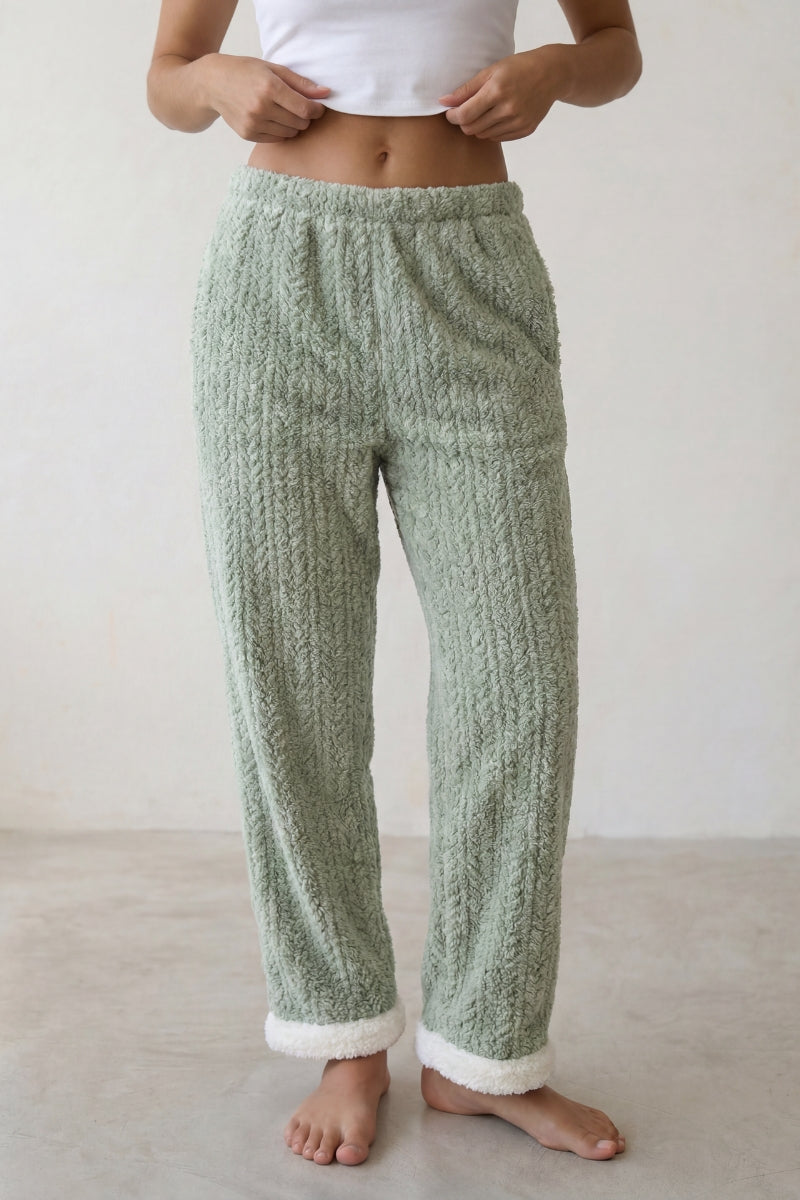 Pantalon pyjama femme vert sauge en pilou côtelé, taille élastiquée et ourlet à revers crème, vue de face