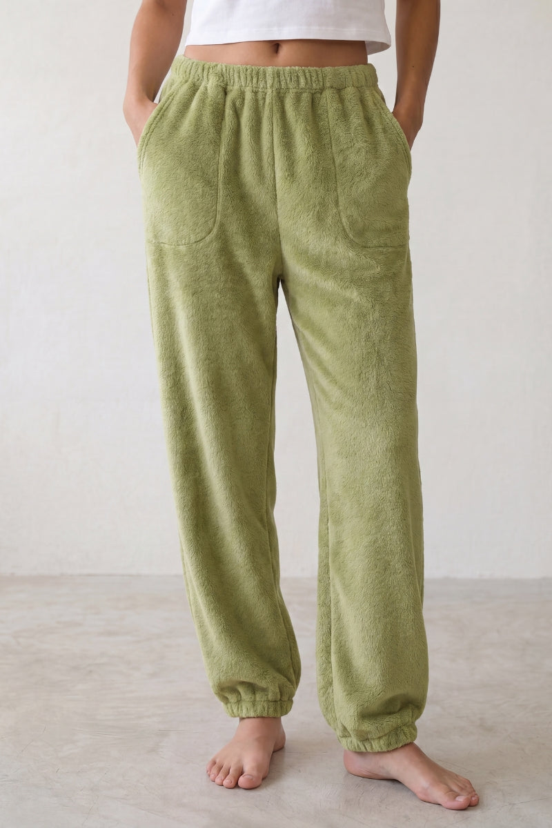 Pantalon pyjama femme polaire vert kaki, taille élastiquée poches et bas resserré jogging, vue de face