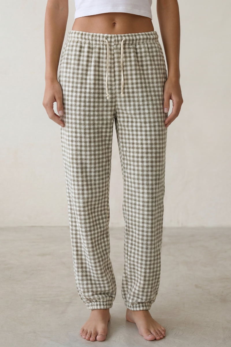 Pantalon pyjama femme polaire à carreaux vichy vert kaki et blanc, taille élastiquée et bas resserré, vue de face