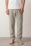 Pantalon pyjama homme vichy à petits carreaux kaki et écru en polaire matelassée, taille élastiquée et bas resserré, vue de face