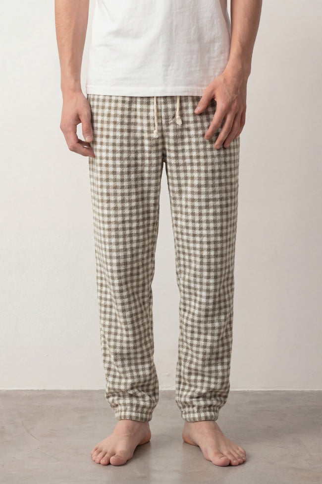 Pantalon pyjama homme vichy à petits carreaux kaki et écru en polaire matelassée, taille élastiquée et bas resserré, vue de face