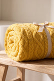 Plaid chaud jaune torsadé en pilou pilou, ultra doux et chaud pour cocooner sur le canapé