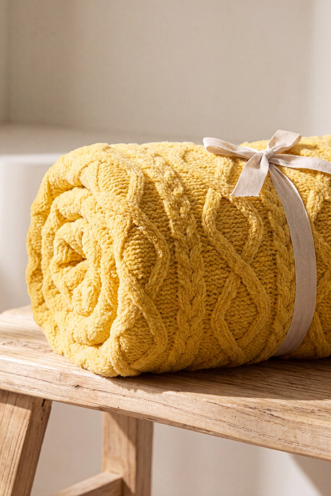 Plaid chaud jaune torsadé en pilou pilou, ultra doux et chaud pour cocooner sur le canapé