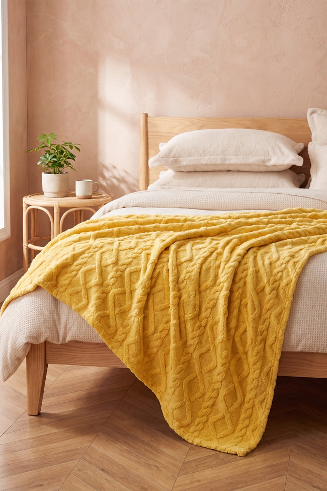 Plaid chaud jaune torsadé en pilou pilou, ultra doux et chaud pour cocooner sur le canapé