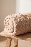 Plaid cocooning marron torsadé en pilou pilou, ultra doux et chaud pour cocooner sur le canapé
