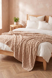 Plaid cocooning marron torsadé en pilou pilou, ultra doux et chaud pour cocooner sur le canapé