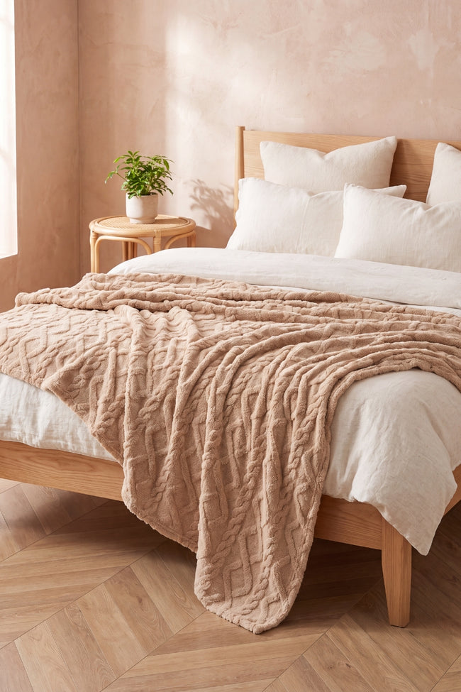 Plaid cocooning marron torsadé en pilou pilou, ultra doux et chaud pour cocooner sur le canapé