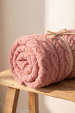 Plaid doudou rose torsadé en pilou pilou, ultra doux et chaud pour cocooner sur le canapé