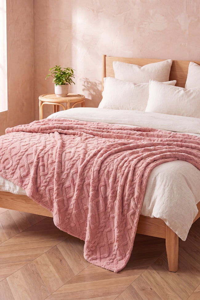 Plaid doudou rose torsadé en pilou pilou, ultra doux et chaud pour cocooner sur le canapé